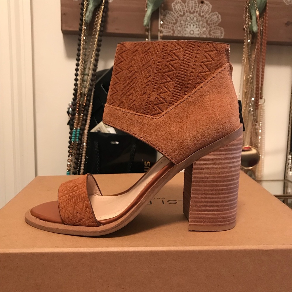 Kelsi Dagger size 6 merrick shoe Brand New in Box